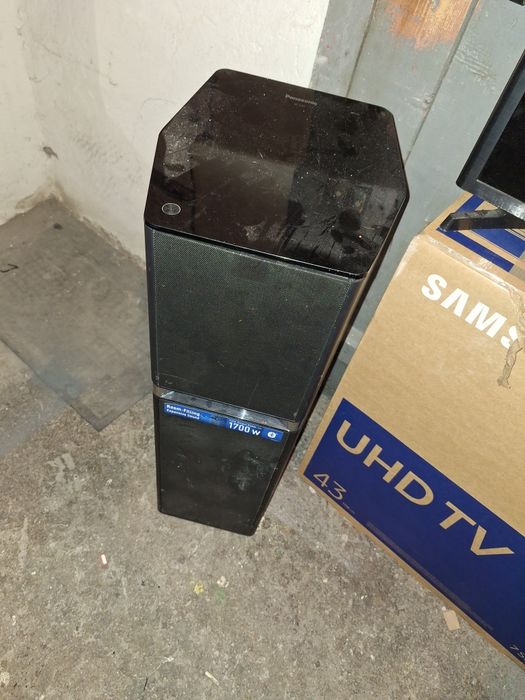 Zestaw elektroniki telewizor smart kolumna komputery monitory