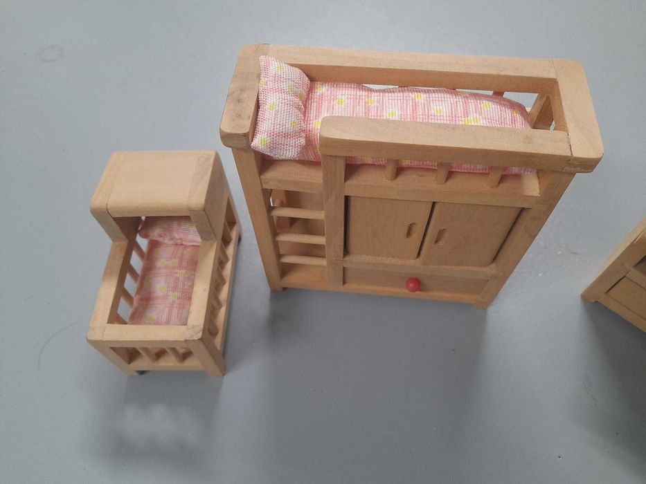 brinquedos de madeira  quarto de brincar