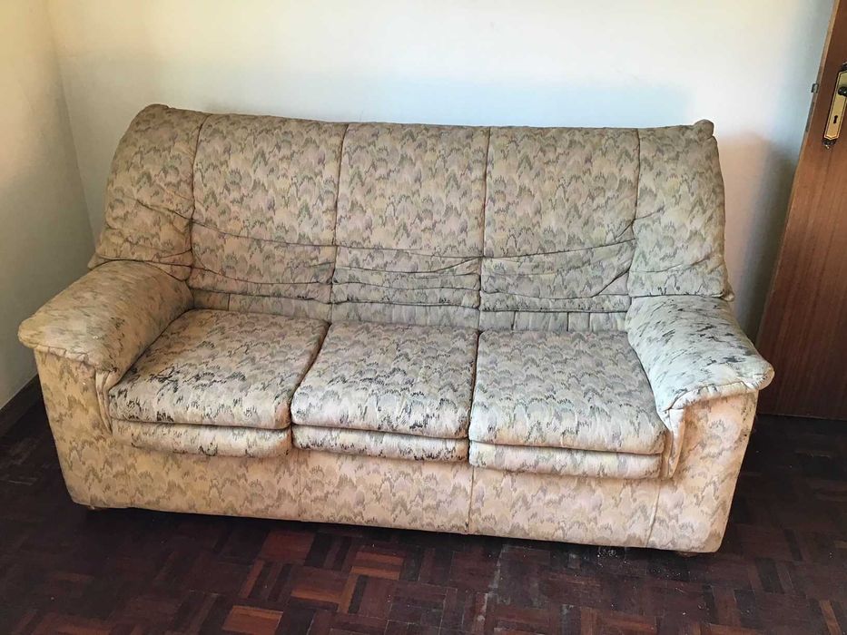 sofa de 3 lugares de pano com padrao tons castanho