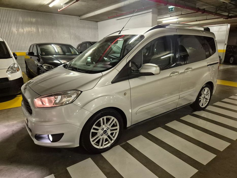 Ford Tourneo Courier 1.0 EcoBoost Titanium