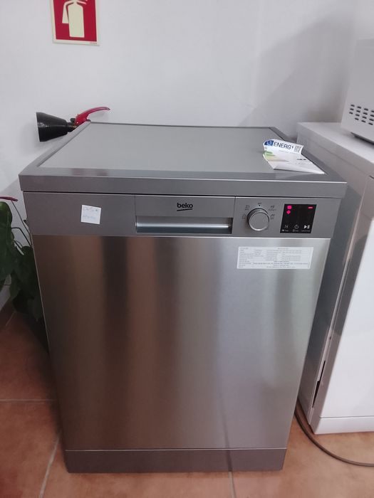 Máquina Lavar Louça BEKO (NOVA c/ Pequeno Defeito Estético)
