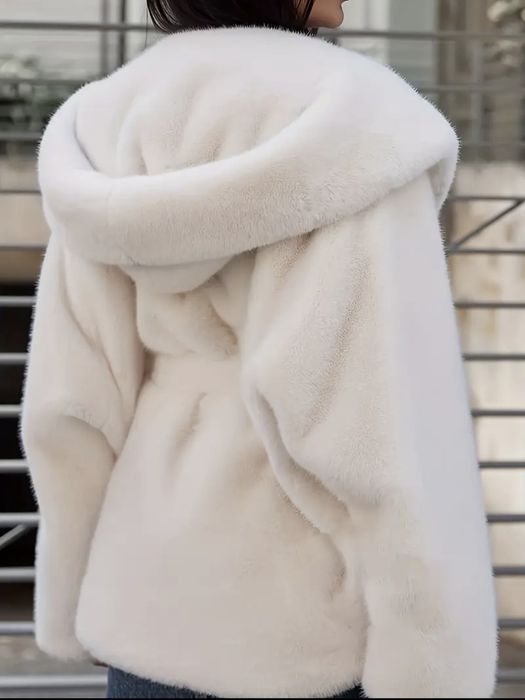 Жіноча шубка зі штучного хутра