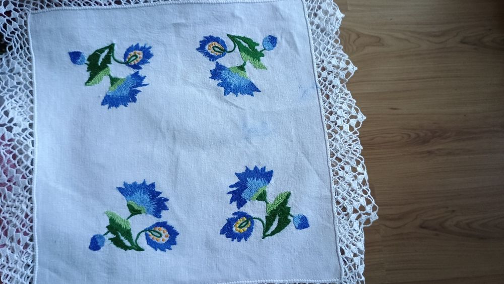 Serwetki haftowane-2 szt ,chusteczki z kordonkową koronką-2 sztPRL