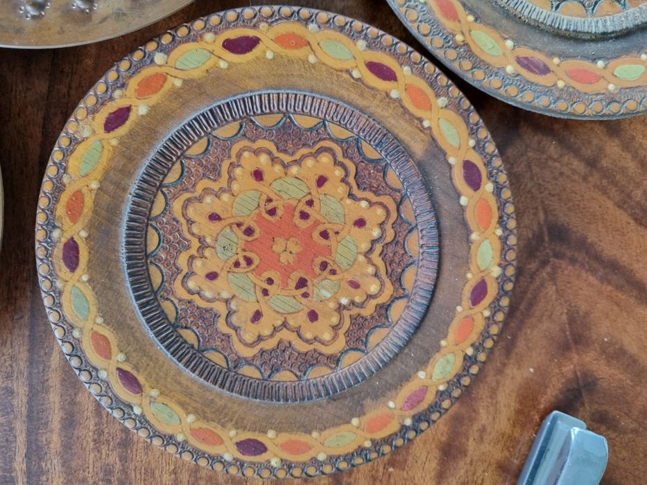 Dekoracyjne talerze do powieszenia 2 metalowe i 2 drewniane radzieckie