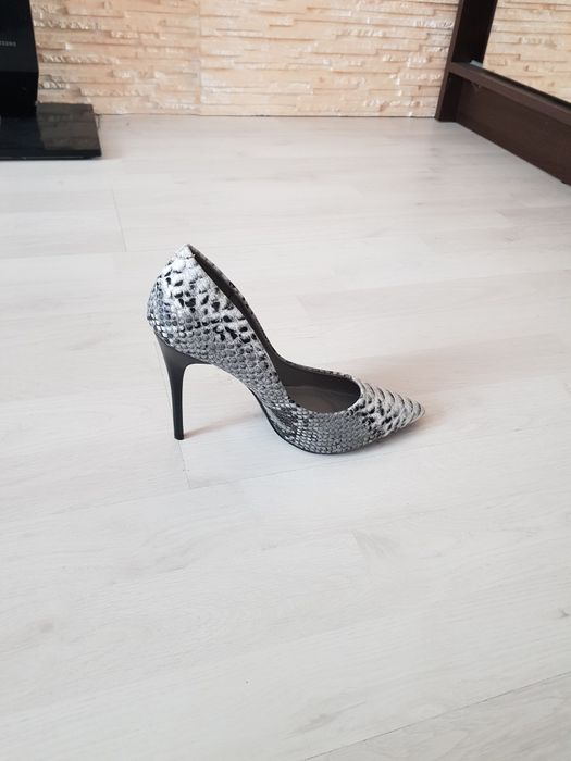 Szpilki DeeZee motyw wężowej skóry