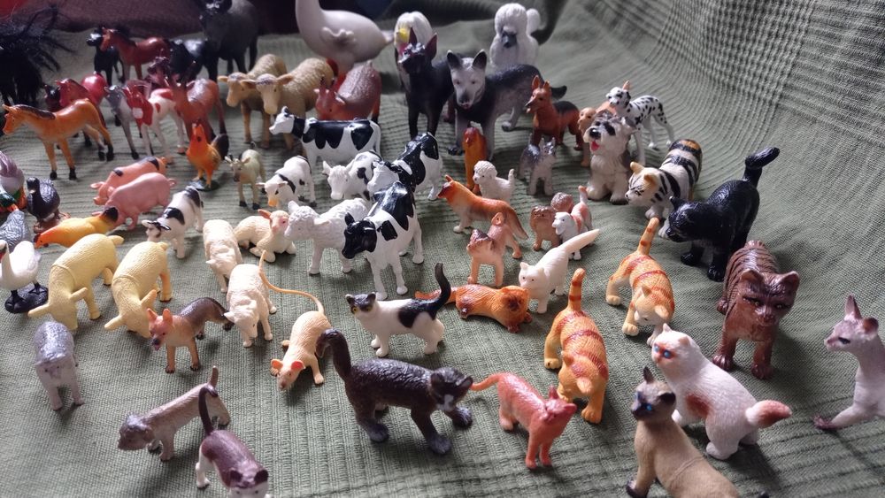 Figurki zwierzątka konie psy koty farma 80 elementów