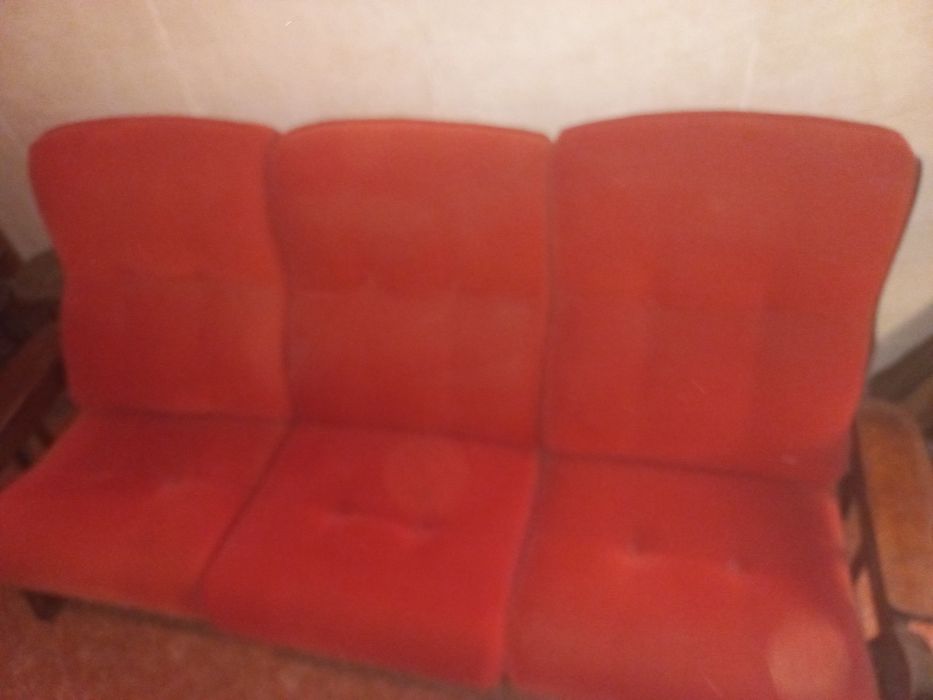 Sofá em madeira em ótimo estado