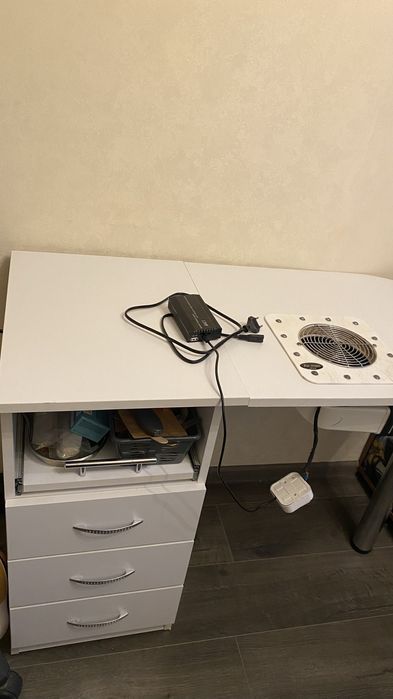 Манікюрний стіл з витяжкою