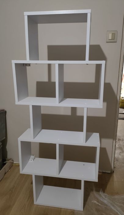 Białym regał na książki lub zabawki