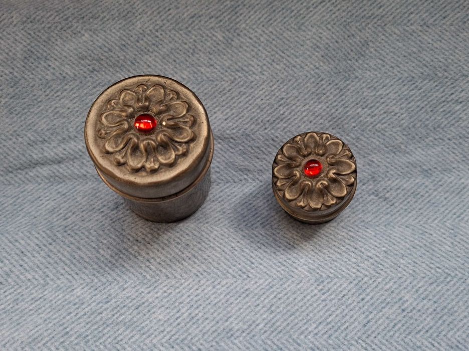 Trio de caixas em estanho, design floral, anos 60