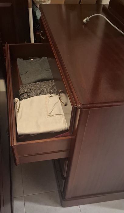 Conjunto móveis em madeira mogno em bom estado,cama com estrado e colchão roupeiro,cómoda espelho,2 mesas cabeceira, 2 molduras,tudo a 275 euros