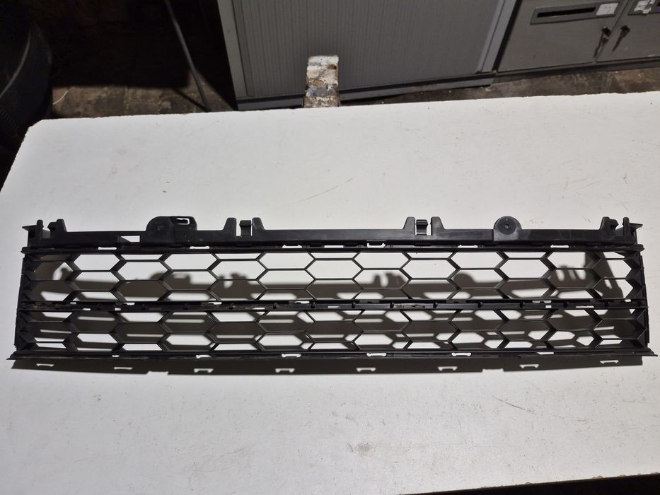 Srodkowa kratka zderzaka Skoda SuperB III LIFT 3V0.853.677A