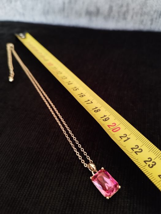 Naszyjnik w kolorze zlotym z różowym kamieniem w złotej ramce  AVON