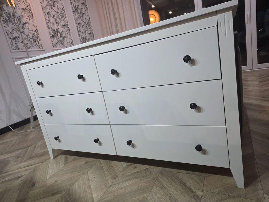 Sprzedaż białą komodę z szufladami