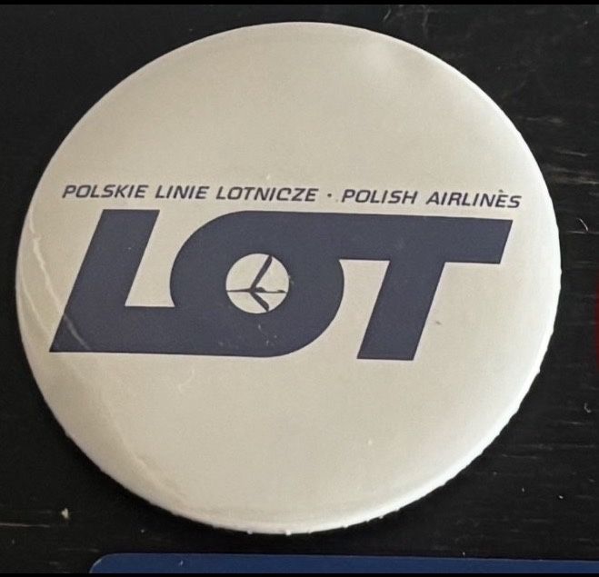 Gadżety LOT przypinka i pocztówki