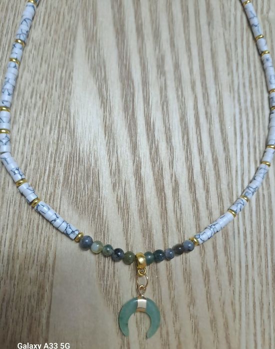 Mowy choker z chowlitu z naszyjnikiem z labradorutu