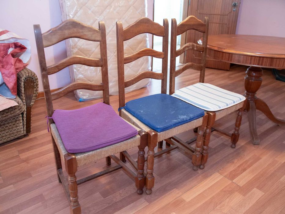 Extendable Round Table with 3 Chairs – Elegant and Functional64729834515841122