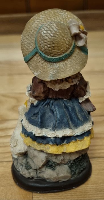 Figurka dziewczyny z gąska