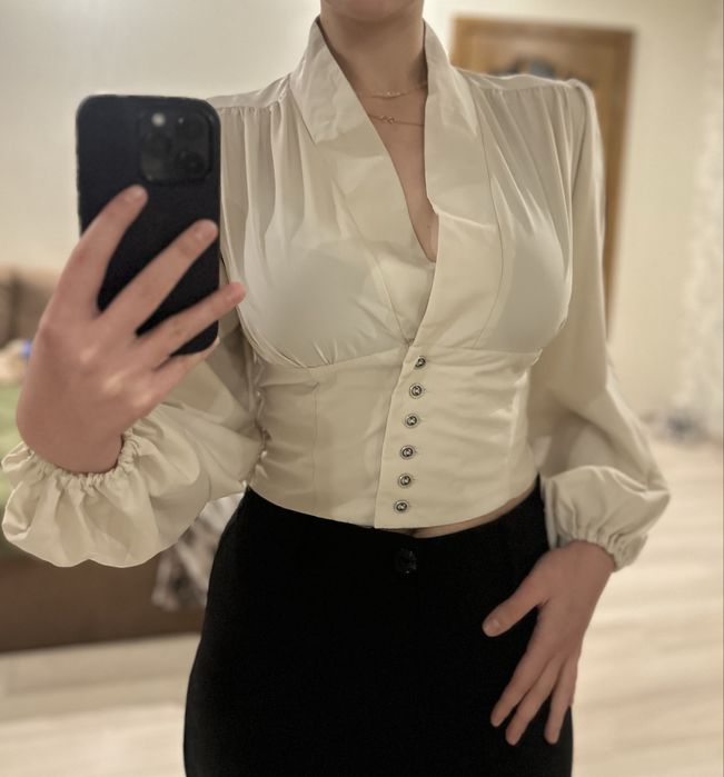 Стильна кремова блуза з акцентом на талії