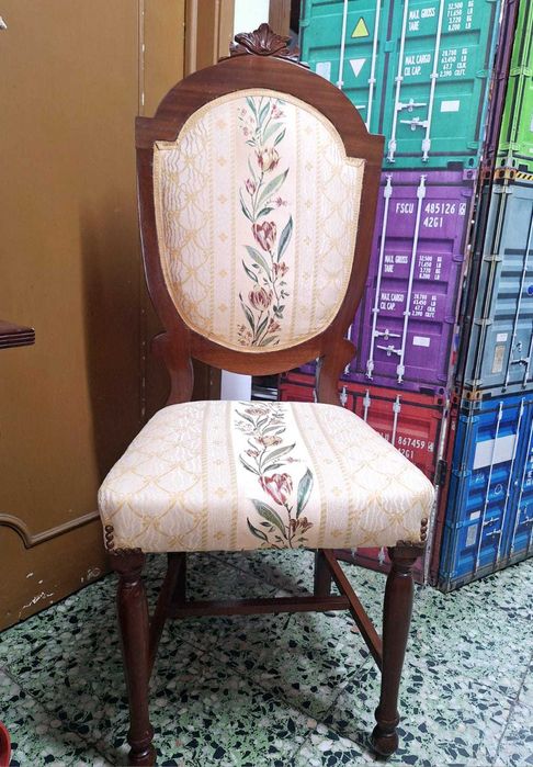 Cadeira antiga de madeira estofada. Antique Upholstered wooden chair