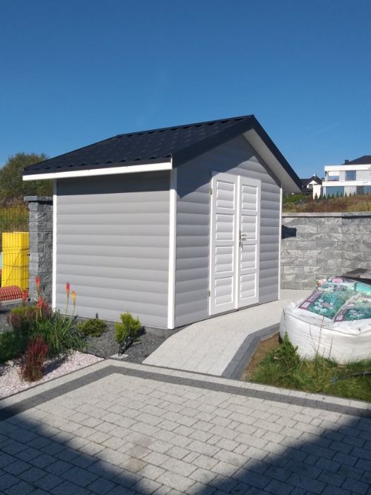 Stylowy solidny domek narzędziowy