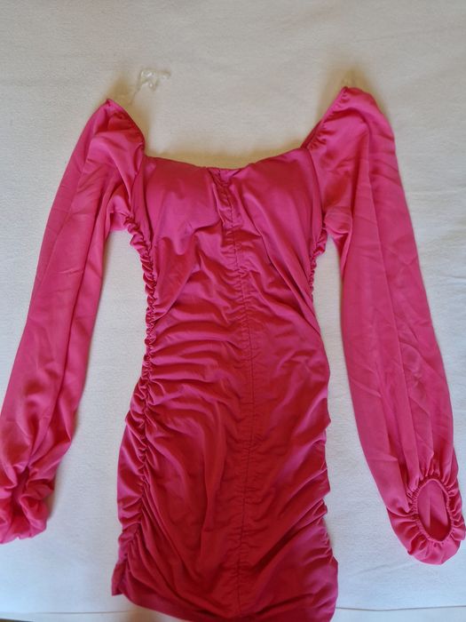 Vestido com copas rosa fúcsia