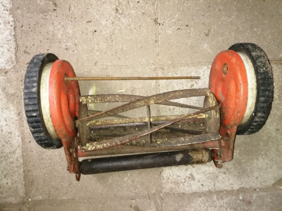 Znalezisko działkowe stara kosiarka