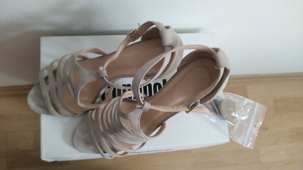 Piękne zamszowe buty sandałki