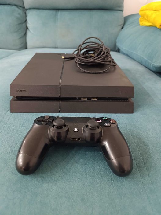 Ps4, com comando original e vários jogos