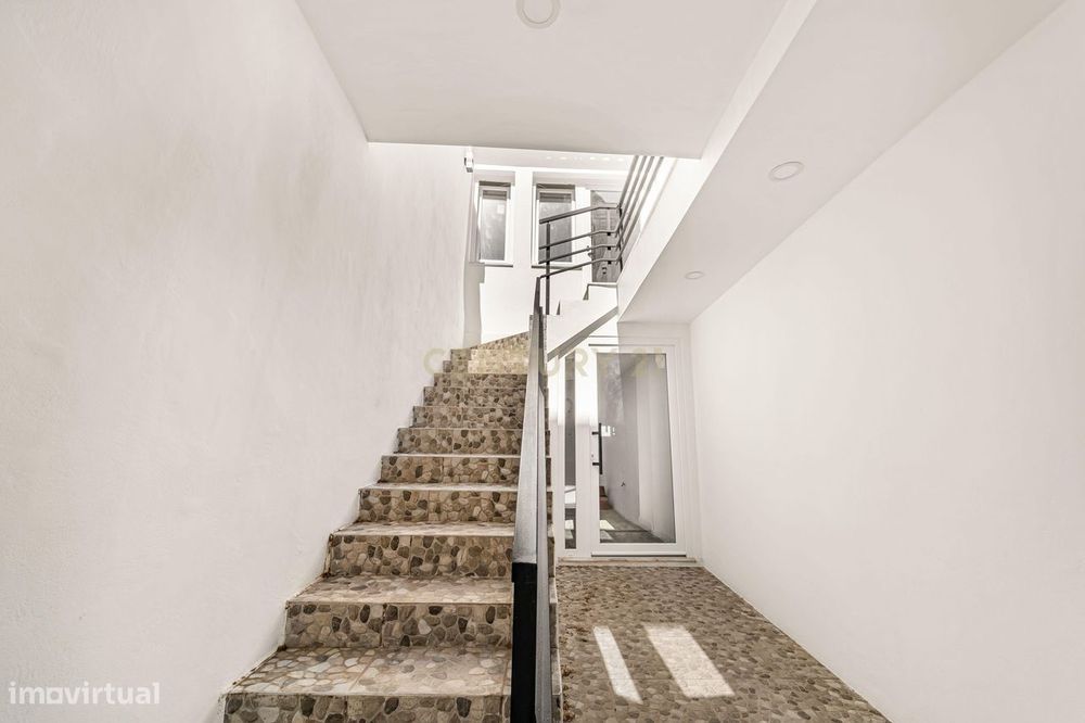 Prédio Totalmente Renovado com 2 apartamentos T1 e espaço exterior no