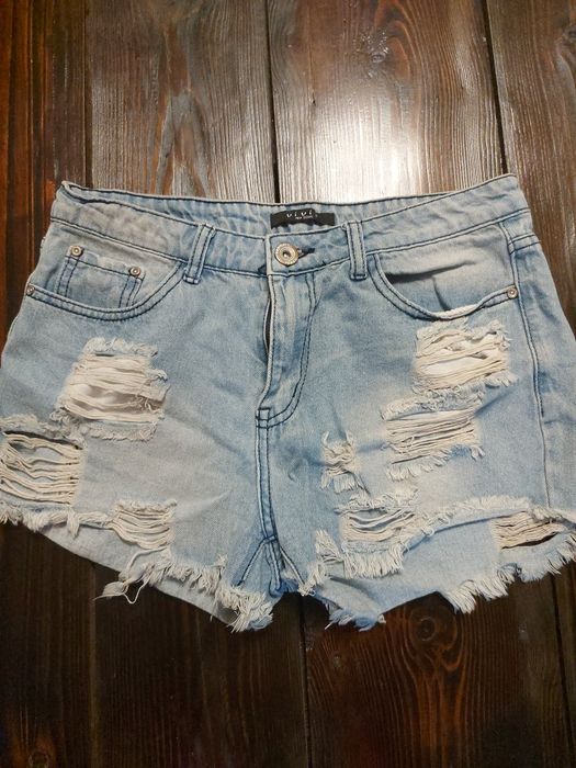 Krutkie spodenki jeansowe