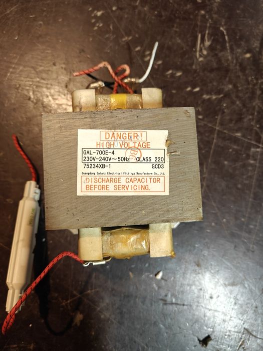 Transformator z mikrofali