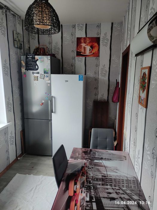 Продам сучасний кухонний стіл. і два стільці.