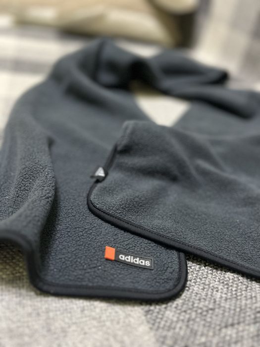 Adidas , флісовий шарф графітового кольору