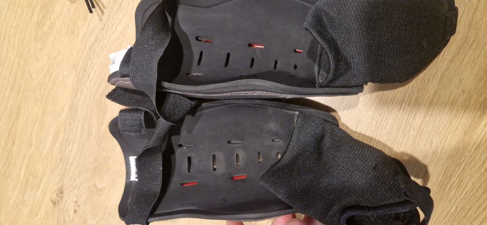Ochraniacze piłkarskie NIKE roz. L