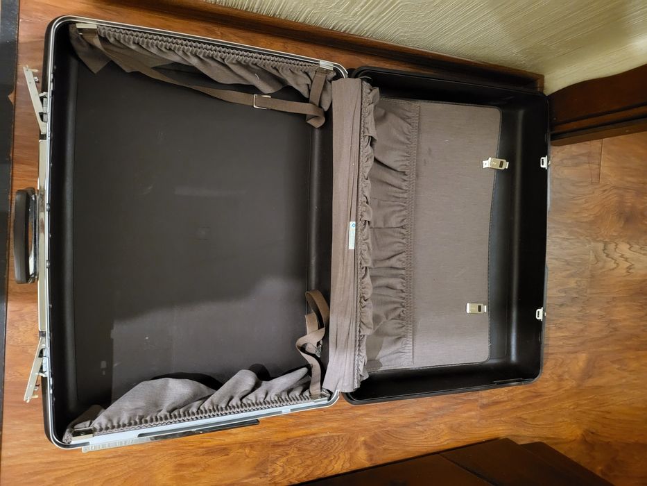 Чемодан чёрный 600грн