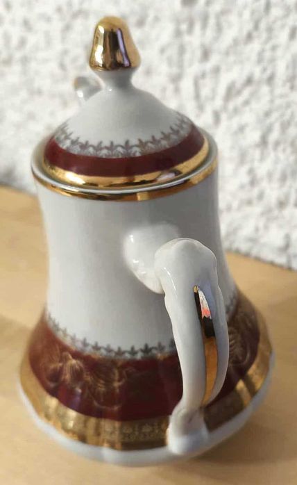 Bule com prato, em porcelana.