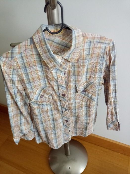Várias camisas em bom estado