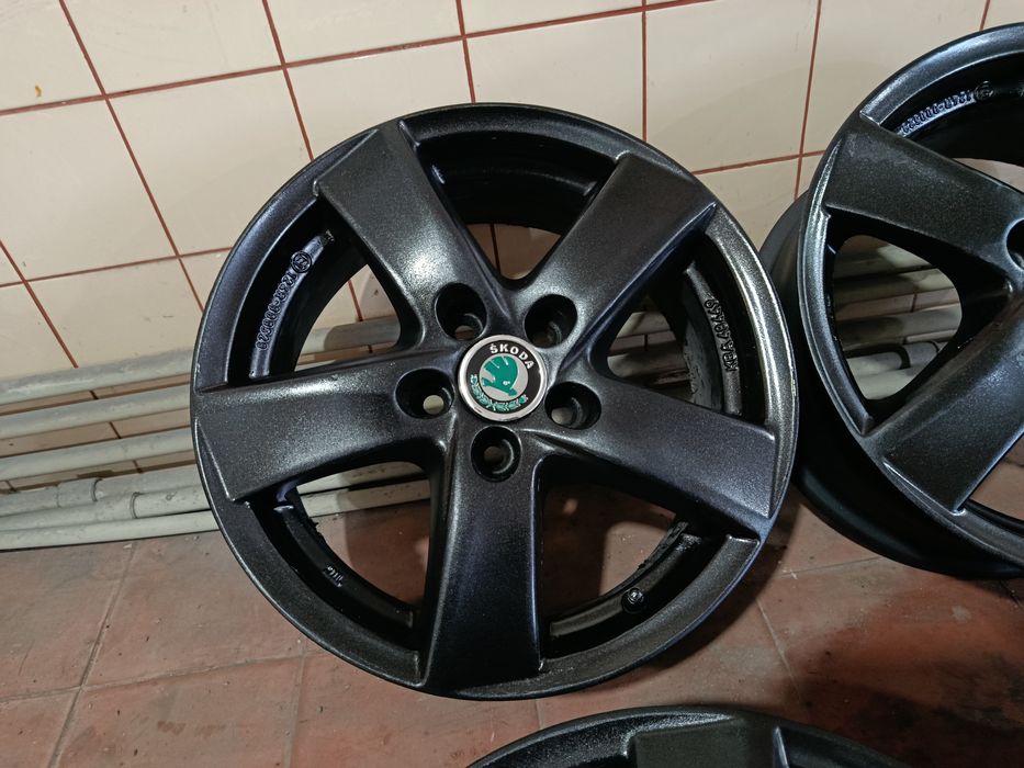 Диски R15 5*100 Skoda Fabia в отличном состоянии, черный мат