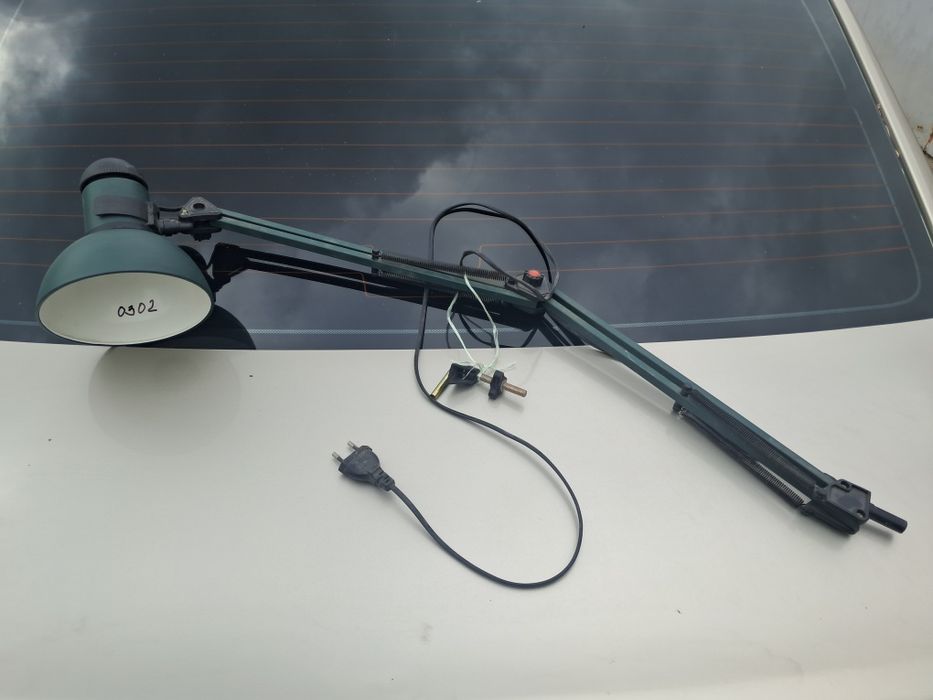 Настільна лампа на пантографі