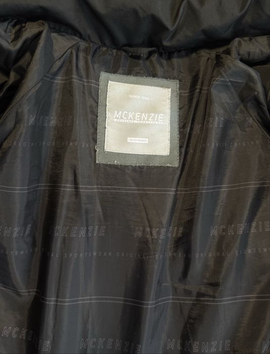 Czarna krótka puchowa kurtka zimowa Mckenzie