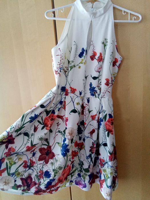 Sukienka w kwiaty ze stójką - na przyjęcie rozm s.