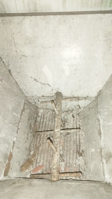 Esmagadora de uvas manual e cesto