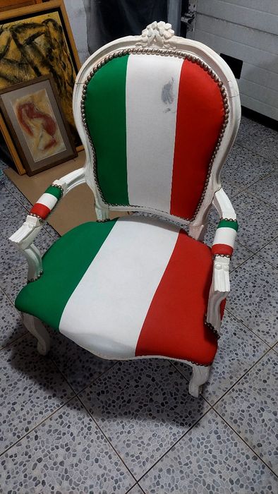 Cadeira com a bandeira de Itália. Com marcas de uso.