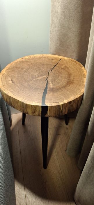 Stolik nocny. Blat z plastara Dębu. Pęknięcia wypełnione żywicą .