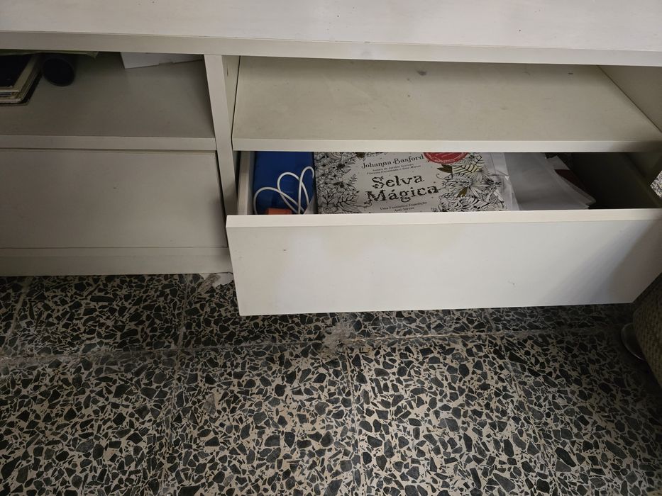 Móvel tv com duas gavetas