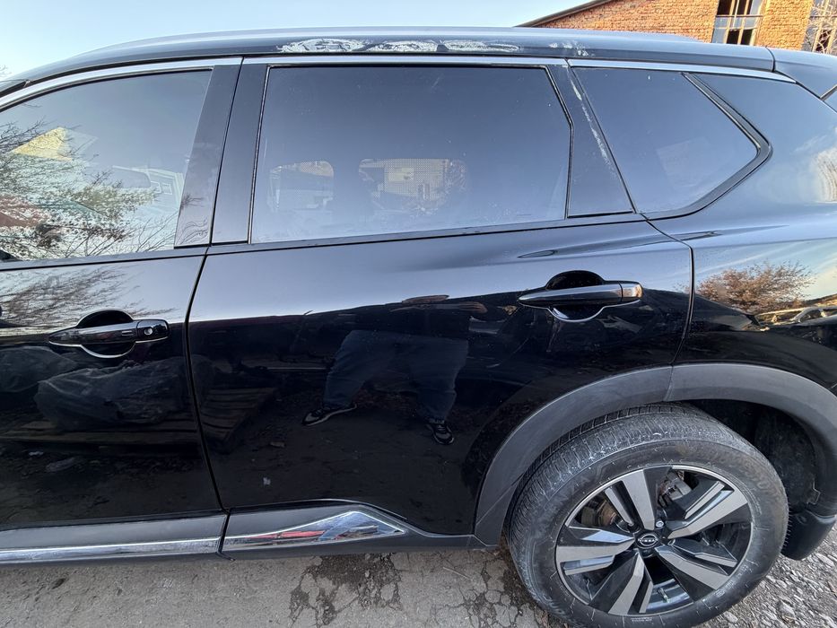 Продам двері Nissan Rogue T33 колір Kh3 чорний
