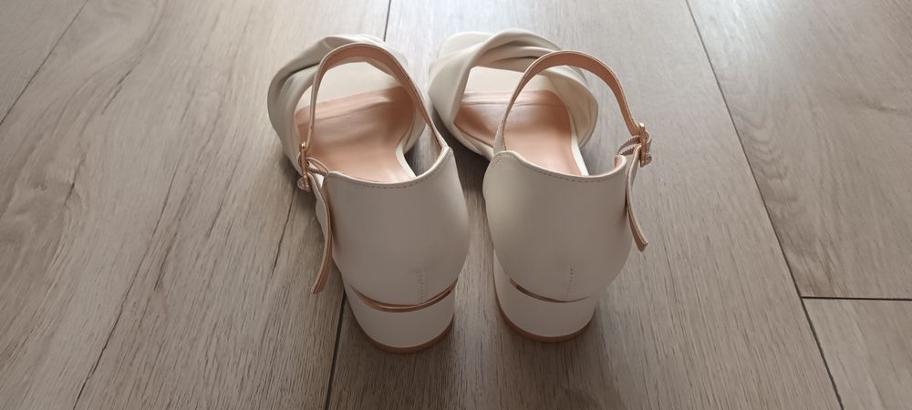 Ślubne buty białe rozm. 40, wkł. 26 cm, obcas 4 cm