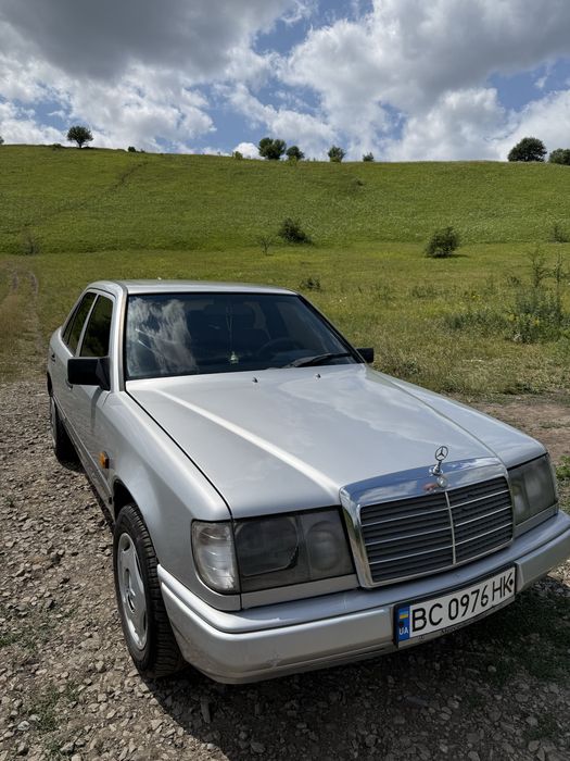 Машина Mercedes Benz E -Class 124