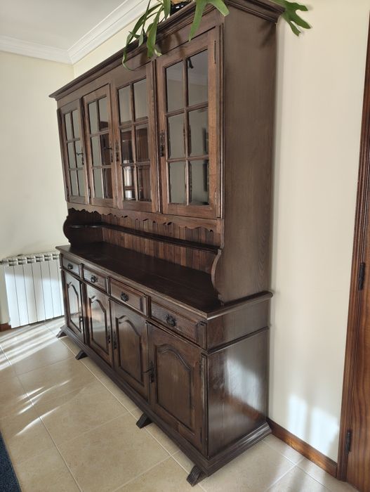 Armário com cristaleira de madeira maciça e conjunto de mesa